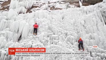 У чеському Ліберцю скелелази створили крижану стіну для тренувань