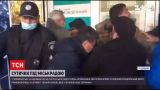Двое раненых и столько же задержанных: в Черноморске у стен горсовета собрался митинг