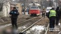 В Киеве нашли тело погибшего мужчины на трамвайной остановке