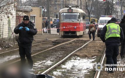 В Киеве на трамвайных путях нашли убитого мужчину: полиция задержала подозреваемого