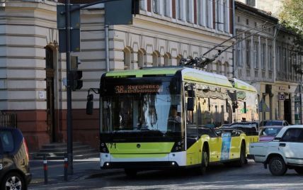 Во Львове женщина погибла под колесами троллейбуса: подробности трагедии