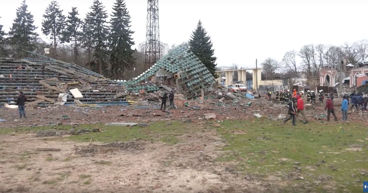 Жителі Чернігова почали розбирати руїни стадіону імені Гагаріна (фото)