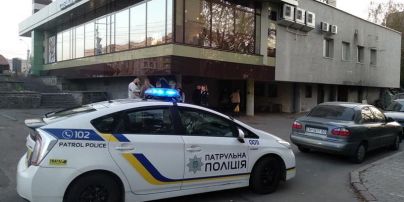В Житомире неизвестные подрезали парня возле кафе и скрылись на авто, полиция разыскивает нападавших