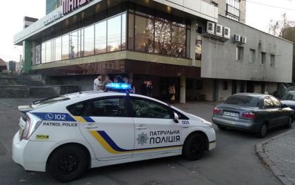 В Житомире неизвестные подрезали парня возле кафе и скрылись на авто, полиция разыскивает нападавших