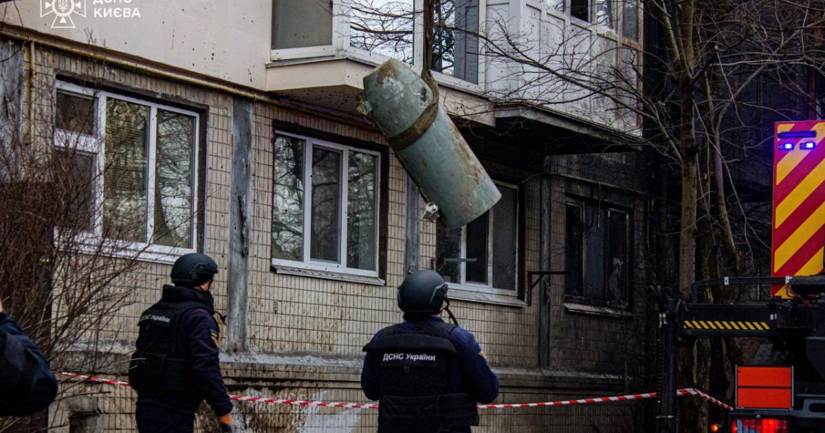 Біля житлового будинку у Києві виявили бойову частину російської ракети Х-101