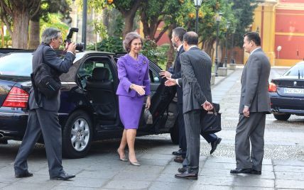 Они задают тренд: как королевы Елизавета II, Сильвия и София носят фиолетовые наряды 