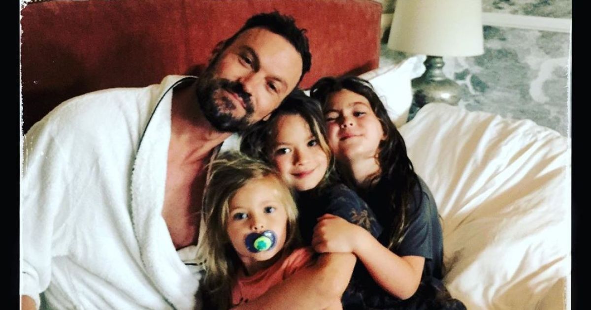 Браян Остін Грін після розриву з Меган Фокс насолодився сніданком у ліжку з синами