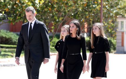 Всі в чорному: королева Летиція з чоловіком і доньками відвідала пам'ятний захід