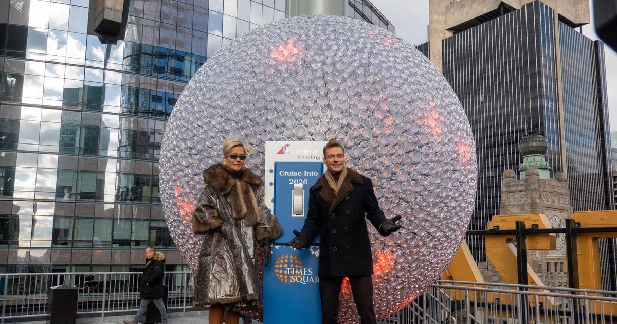 Ведучий Раян Сікрест та співачка Ріта Ора у Нью-Йорку біля кришталевої кулі на Таймс-сквер