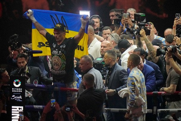Олександр Усик після здобуття титулу асолютного чемпіона / © Associated Press