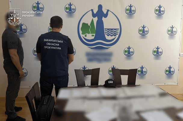 На Закарпатті екснардеп та його спільник підозрюються у створенні схеми фіктивного бронювання / © Закарпатська обласна прокуратура