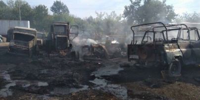 Вогонь знищив 5 машин і дві тонни соломи на приватному подвір'ї у Київські області