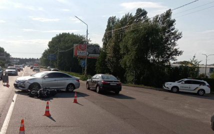 У передмісті Києва водійка Hyundai збила мотоцикліста: з'явилися моторошні фото