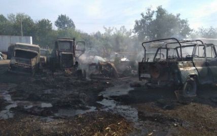 Вогонь знищив 5 машин і дві тонни соломи на приватному подвір'ї у Київські області