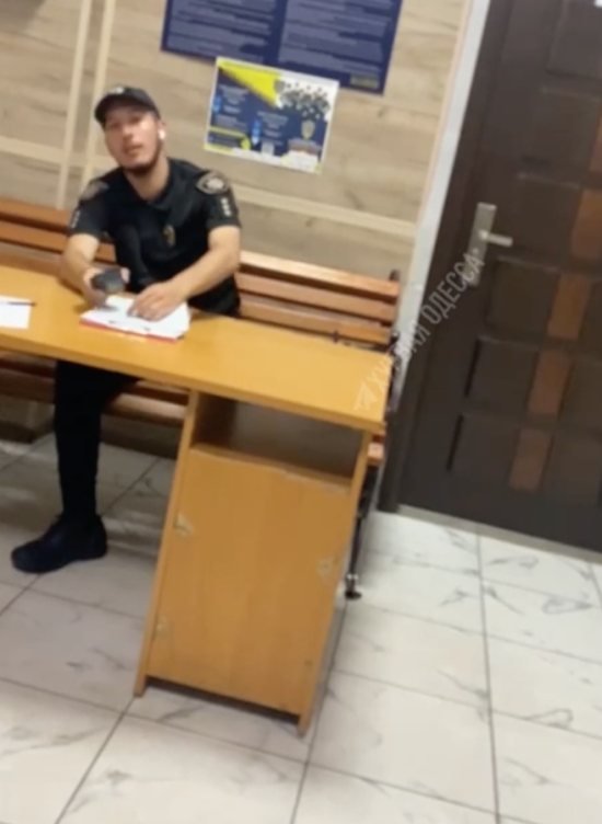Чому не українською: в Одесі через мовний скандал копа та його керівника відсторонили від роботи – відео