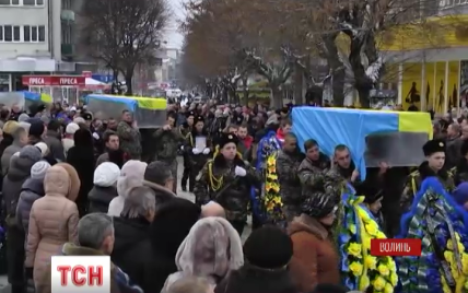 Волынь в трауре встретила тела милиционеров-жертв трагедии под Иловайском