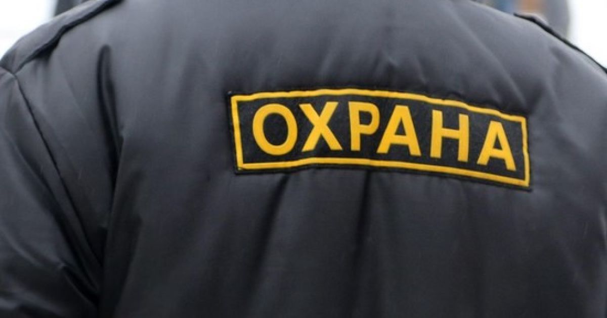 "Вы пугаете людей": в Одессе охранник выгнал из магазина девушку с ДЦП (видео)