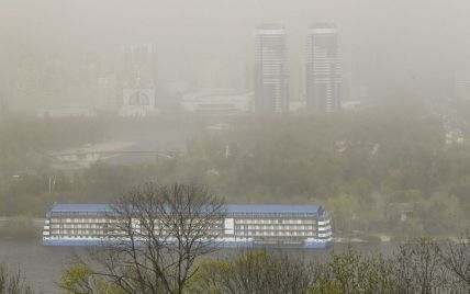 Синоптики попереджають, що смог і запах гару в Києві відчуватиметься ще кілька днів