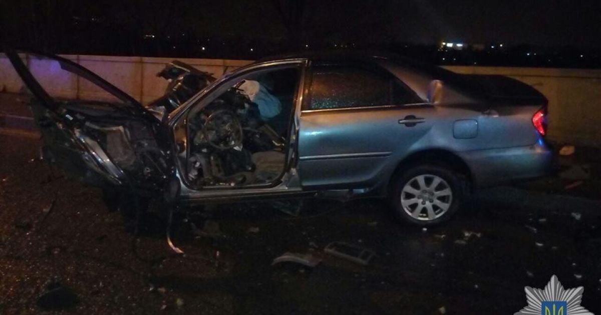 У Харкові вночі водій, втікаючи від поліції, врізався у стовп
