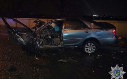 В Харькове пьяный водитель Toyota на скорости влетел в столб, скрываясь от полиции