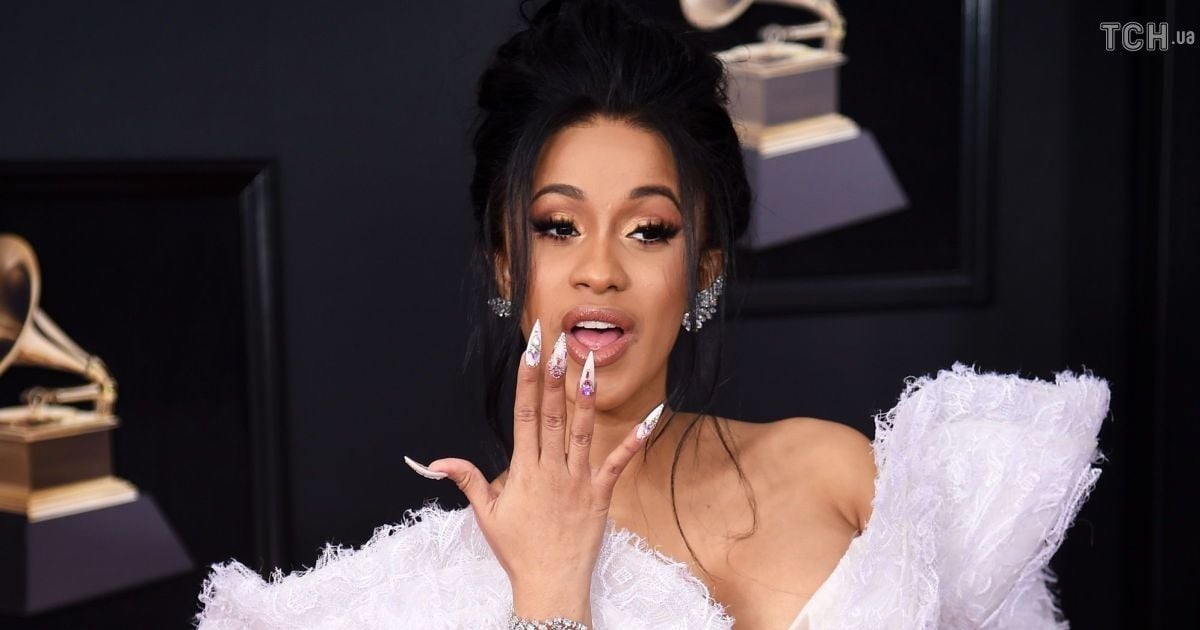 Cardi B в откровенном луке засветила пышные бедра и огромную грудь