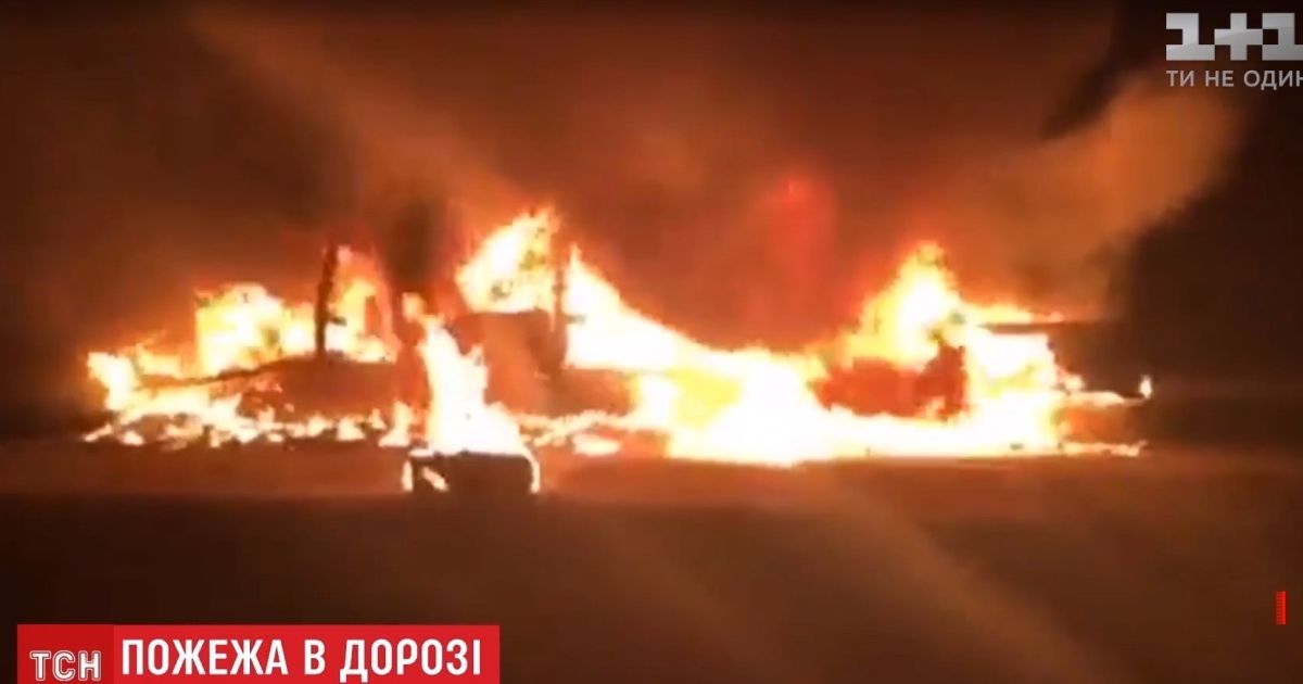 На Харьковщине посреди трассы дотла выгорела фура с обувью