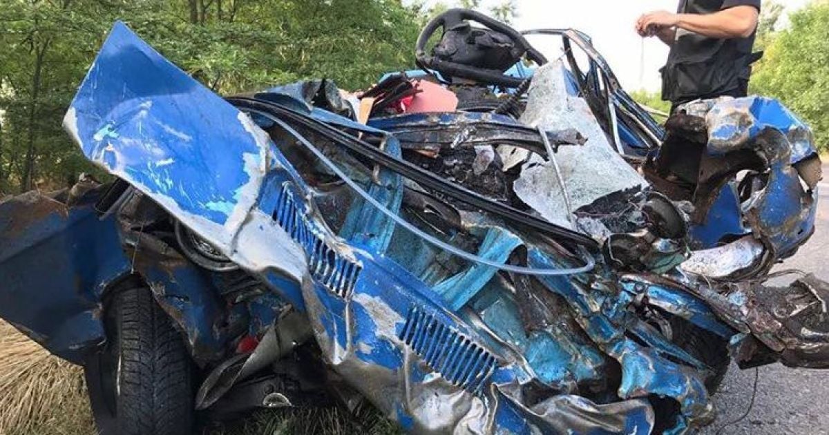 На Запоріжжі легковик виїхав на зустрічну та вщент розбився об вантажівку. Є загиблі