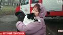 В Днепре спасатели сняли с дерева кошку, которая с перепугу отказывалась слезать