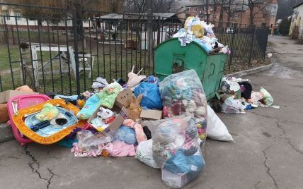 В Виннице дом ребенка выбросил на помойку принесенные волонтерами игрушки и одежду
