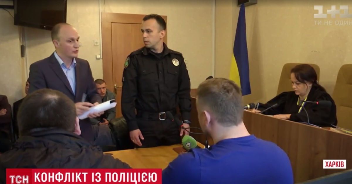 Патрульний у Харкові вимагає 107 тисяч гривень в активіста "Дорожного контролю" за образу
