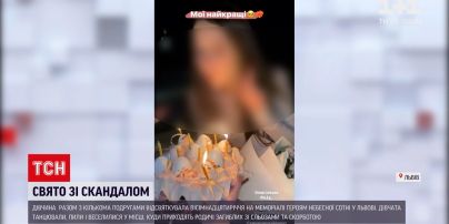 Новини України: у Львові дівчата відсвяткували 18-річчя подруги на меморіалі Героям Небесної Сотні