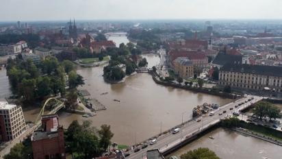 Вода рве греблі І дамби! Затоплює все нові міста! Повінь в Європі набирає обертів