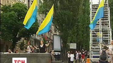 Спорожнілий постамент Леніна перетворили на корисну інсталяцію "Населяючи тіні"