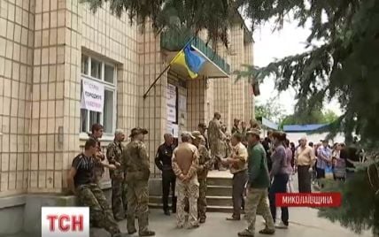 Участники АТО палатками и шинами заблокировали райгосадминистрацию на Николаевщине