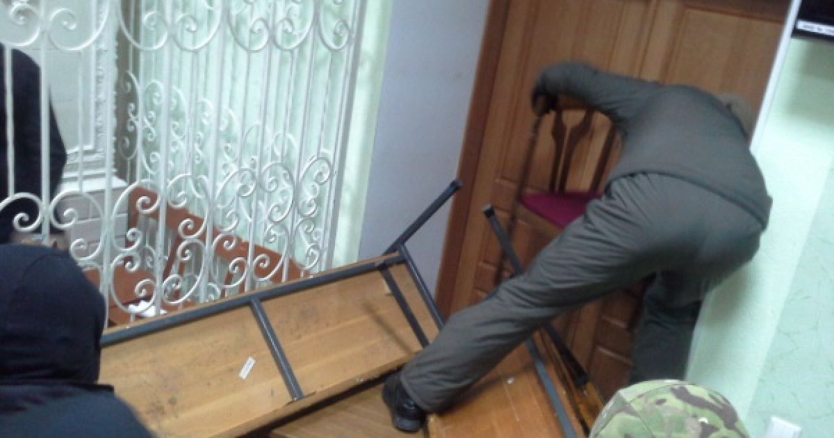 Зал суда заблокирован активистами. / © gre4ka.info