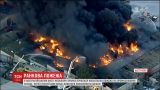 В австралийском Мельбурне пожарные пытаются потушить пожар на промышленном складе