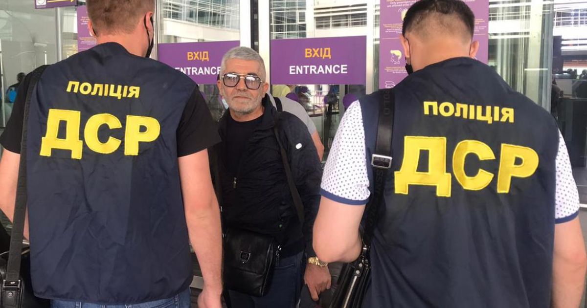 Криминального "авторитета", которого поймали после побега из зала суда, выдворили из Украины