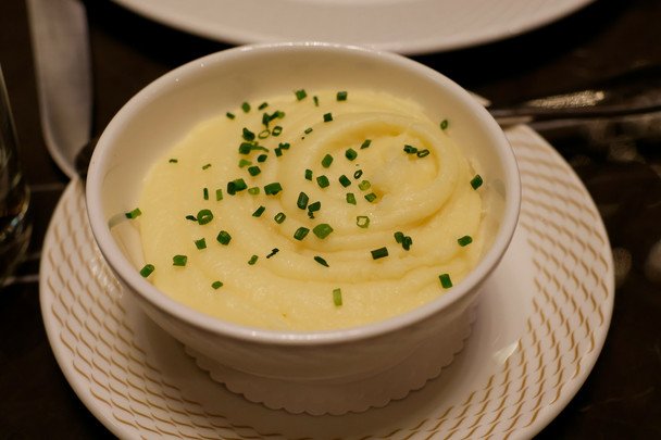 Пюре будет гораздо вкуснее, если вы перестанете добавлять масло: вместо него используйте кое-что другое