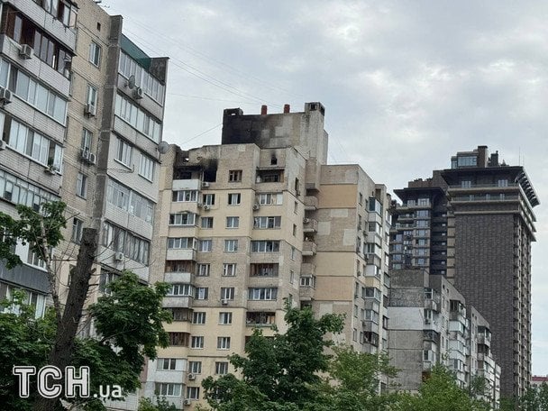 Уламки влучили в багатоповерхівку / © Валерія Ковалінська / ТСН