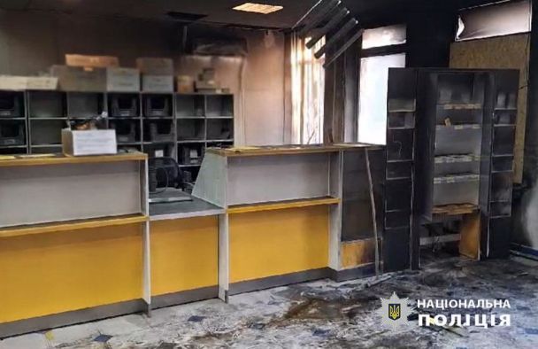 Сожженное отделение "Укрпочты" в Киеве / © Полиция Киева