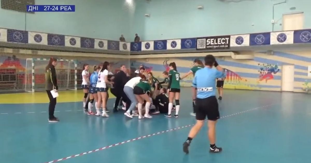 Стенка на стенку: гандболистки устроили массовую драку во время матча Чемпионата Украины (видео)