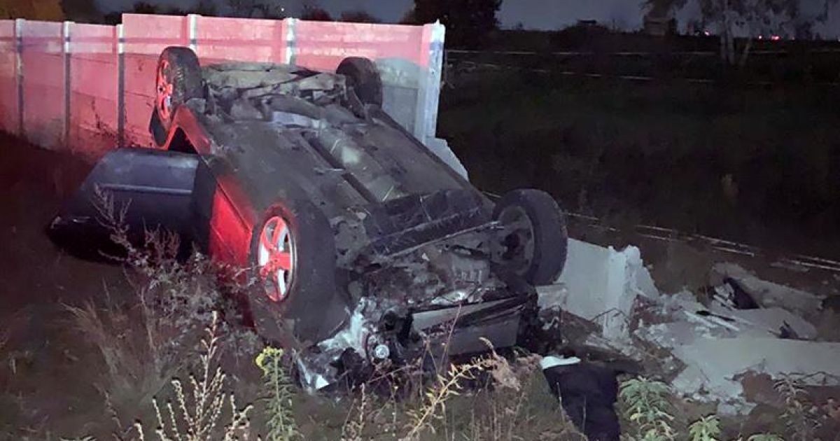 В Киеве пьяный 19-летний водитель влетел в бетонный забор: пассажир погиб, водитель — в больнице