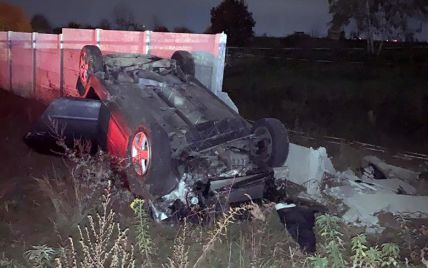 У Києві п'яний 19-річний водій влетів у бетонний паркан: пасажир загинув, водій — у лікарні