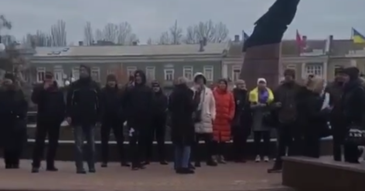 В окупованому Бердянську місцеві мешканці заспівали гімн України під бойовою технікою ворога