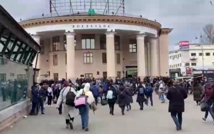 У Києві натовпи людей біжать до метро та на потяг до Львова (відео)
