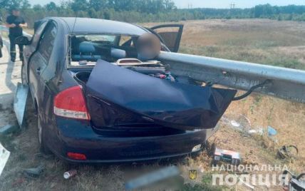 Відбійник проштрикнув автомобіль: під Полтавою у моторошній ДТП загинули чоловік та жінка (фото)