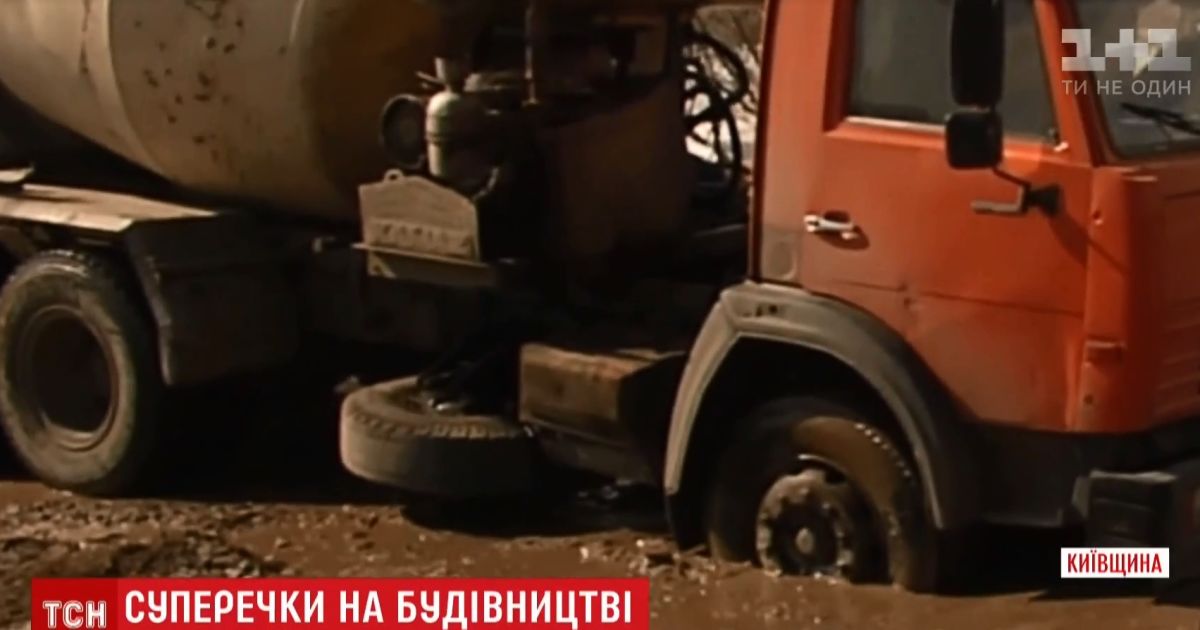 Под Киевом активисты "утопили" в грязи бетономешалку с конфликтного строительства