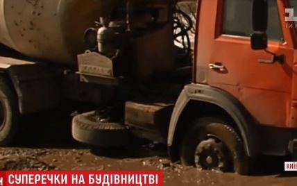 Под Киевом активисты "утопили" в грязи бетономешалку с конфликтного строительства