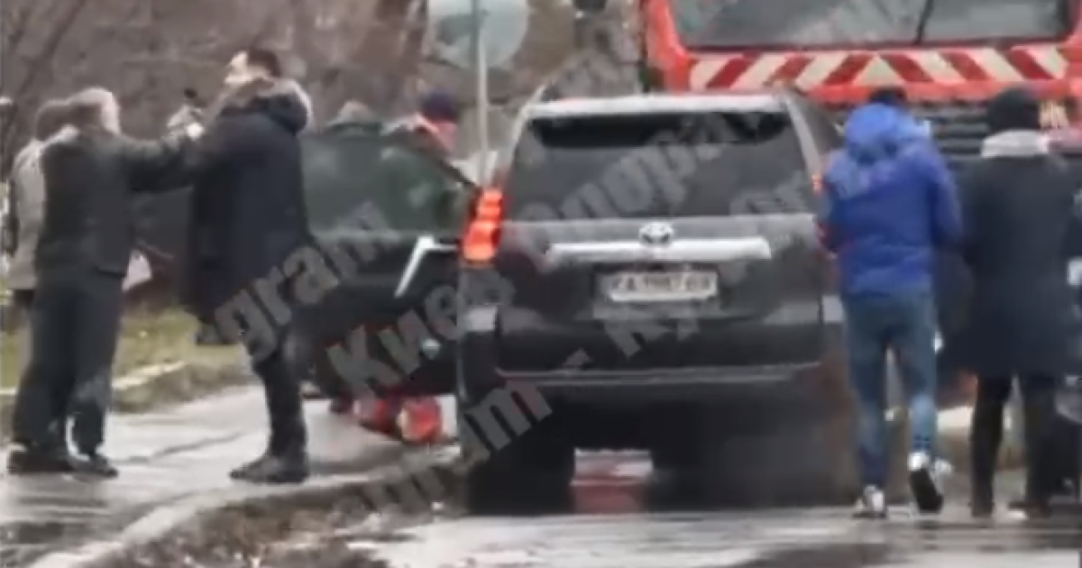 У Києві автівка в'їхала у сміттєвоз, поки водій бився з перехожим: відео