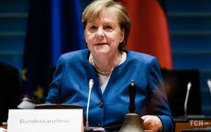У синьому жакеті і з макіяжем очей: Ангела Меркель продемонструвала діловий аутфіт